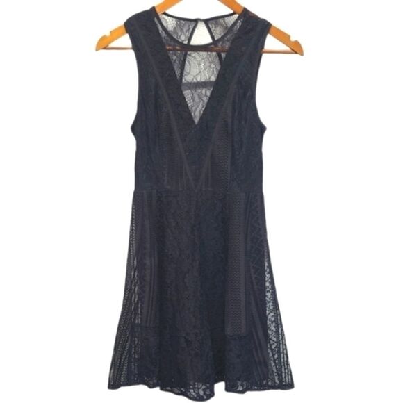 NWOT BCBGeneration Black Lace V-Neck Dress size 0 - Picture 1 of 9